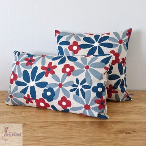 Housse de coussin motifs vintage de fleurs colorées en bleu canard, rouge et lin, accessoire de décoration vintage image 1