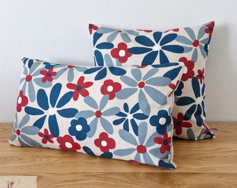 Housse de coussin motifs vintage de fleurs colorées en bleu canard, rouge et lin, accessoire de décoration vintage