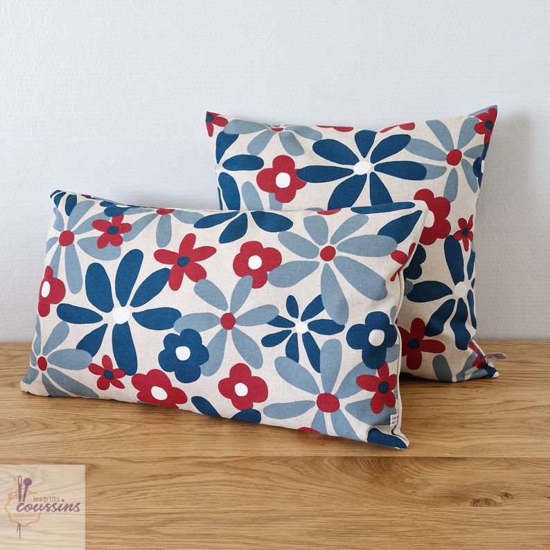 Housse de coussin motifs vintage de fleurs colorées en bleu canard, rouge et lin, accessoire de décoration vintage image 1