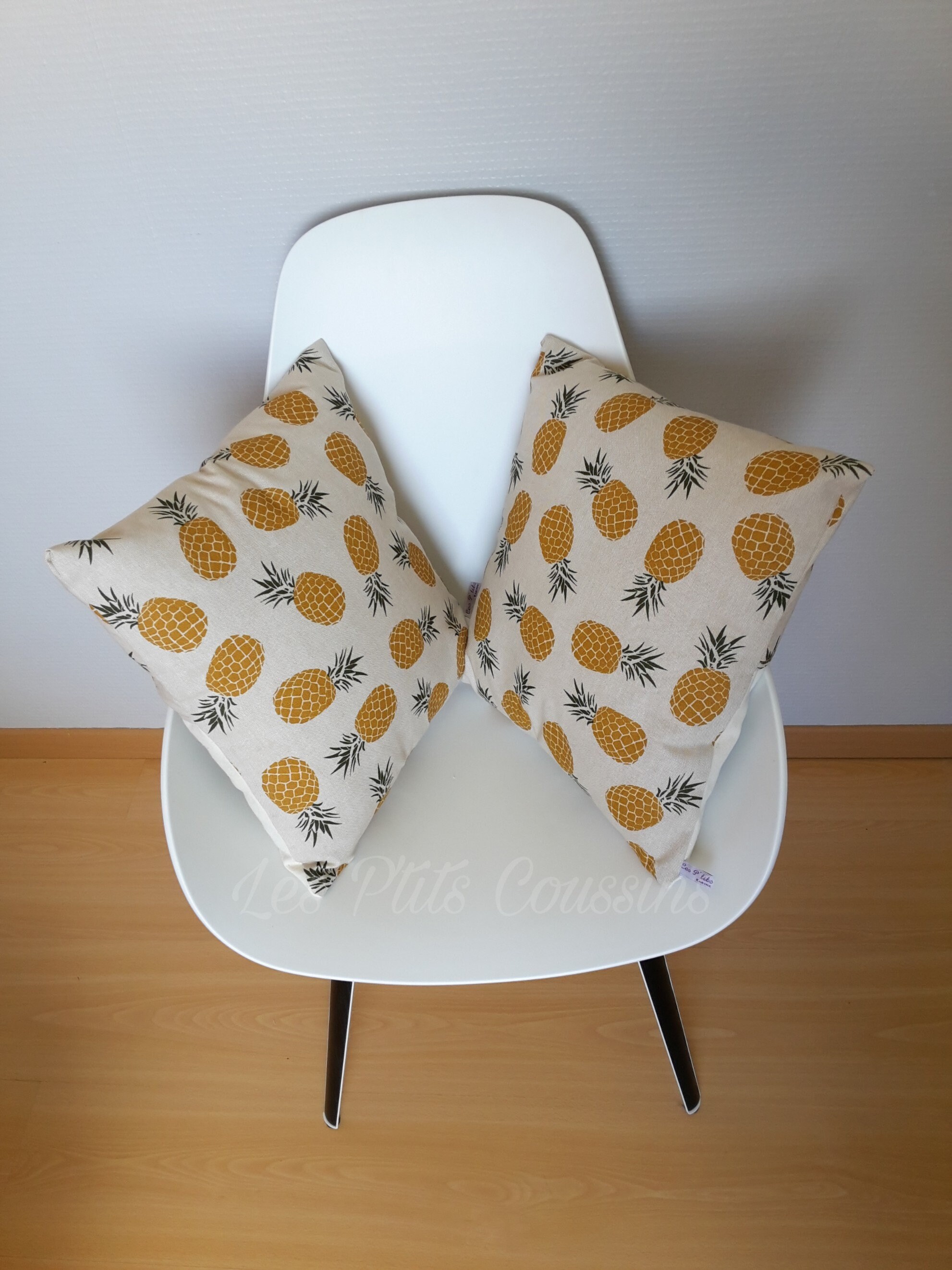 Housse de Coussin Aux Motifs Exotiques d'ananas Jaune Moutarde sur Fond Couleur Lin