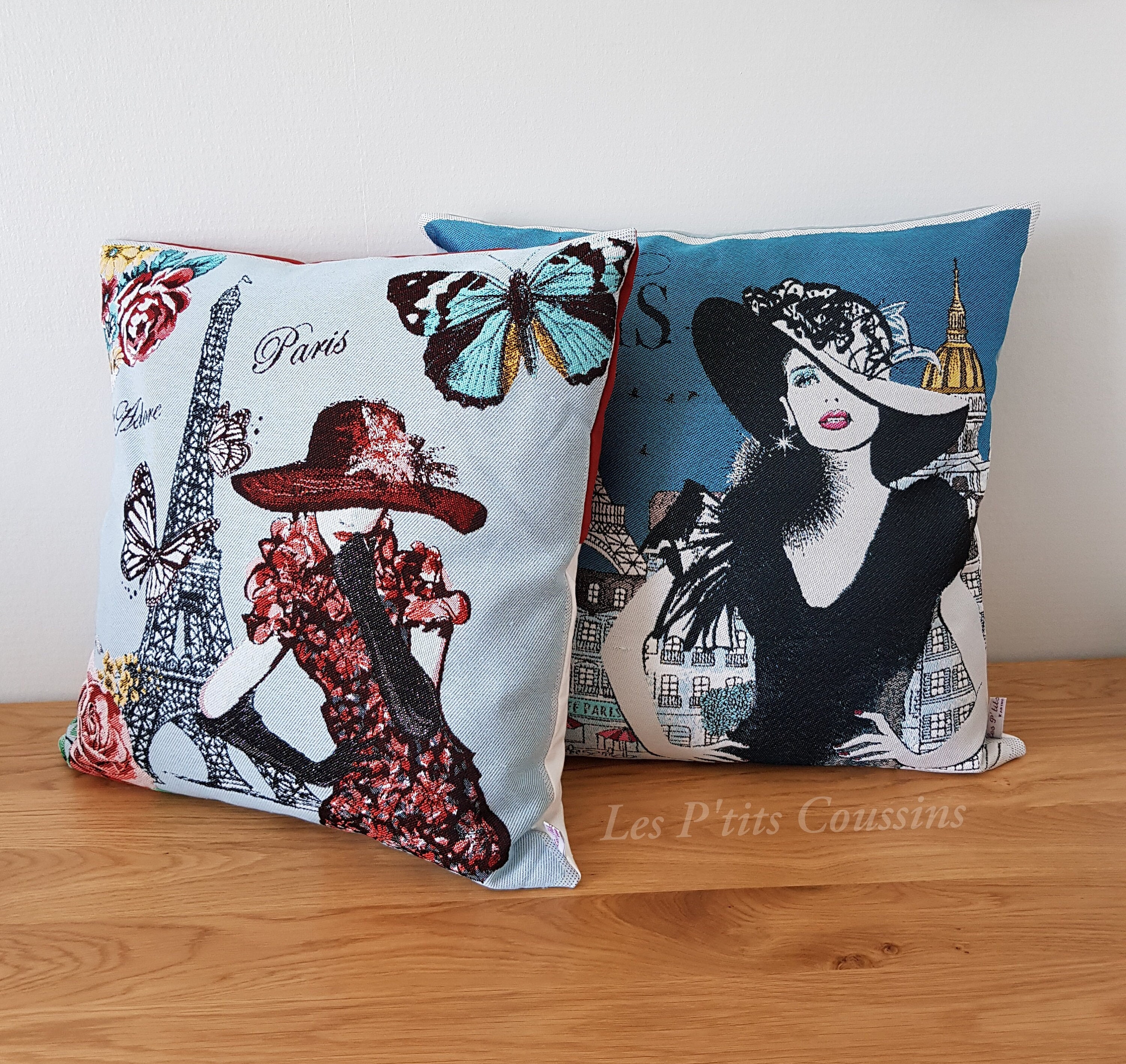 Housse de Coussin Aux Motifs La Tour Eiffel et d'une Femme en Petite Robe Noire Capeline