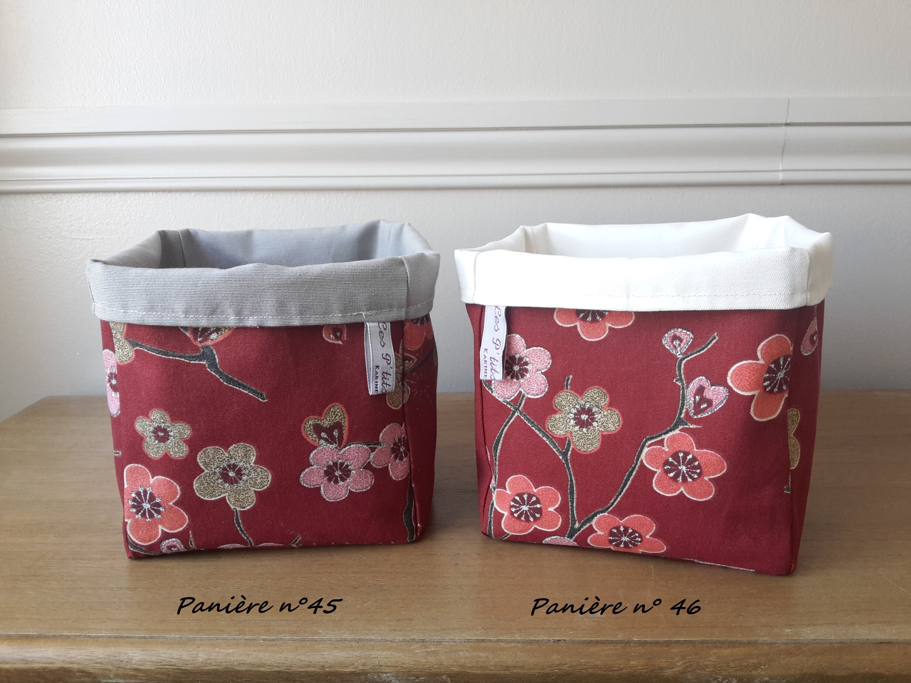 Panière en Tissu Aux Motifs de Fleurs Cerisier Japonais sur Fond Rouge