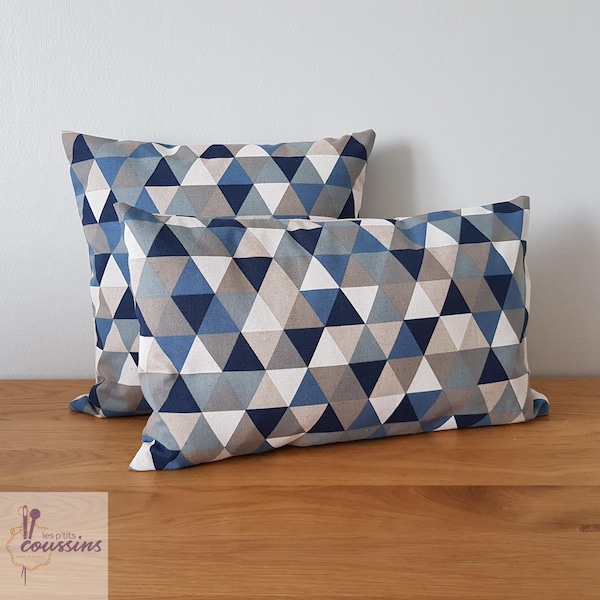 Housse de coussin motifs géométrique de triangles à dominance de bleu