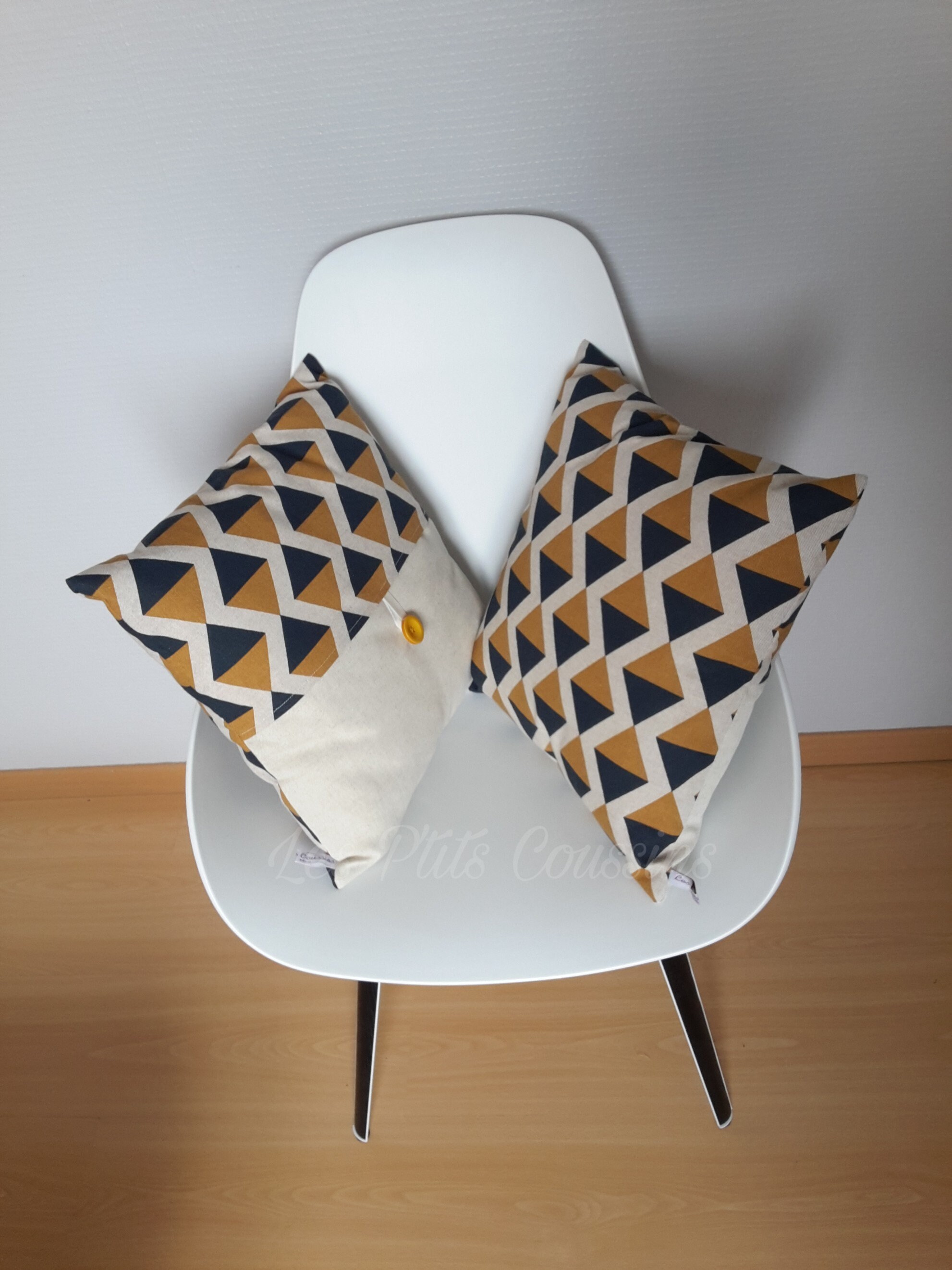 Housse de Coussin Aux Motifs Géométriques Jaune Moutarde Beige et Bleu Marine