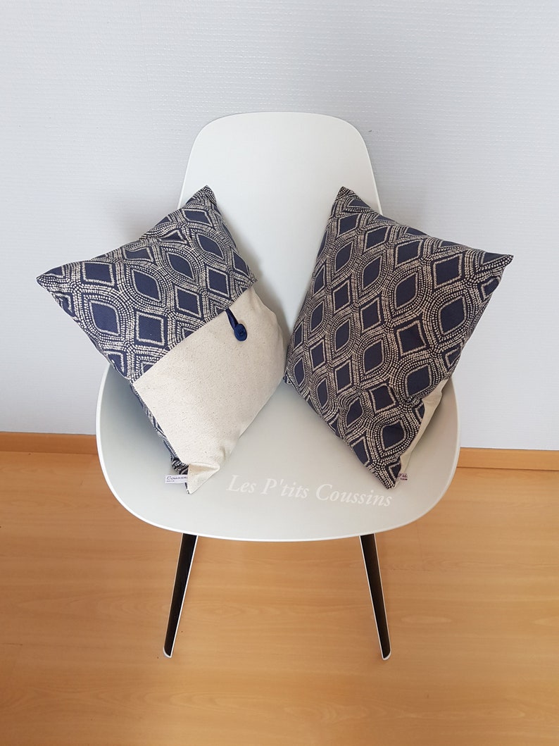 Housse de coussin aux motifs géométriques en bleu et lin image 2