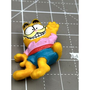 1981 Soft Vinyl Garfield Figure Pink Shirt Waving