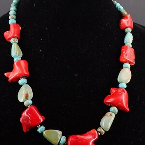 Vintage Türkis und rote Koralle klobige Halskette mit vielen Einschlüssen