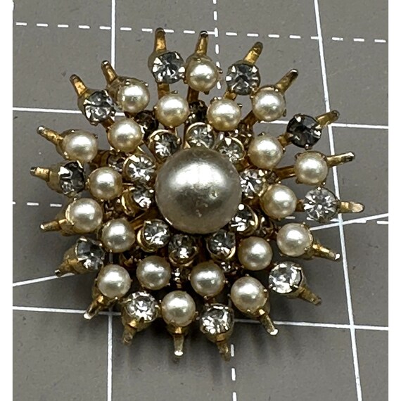 Pearl and rhinestone brooch deals