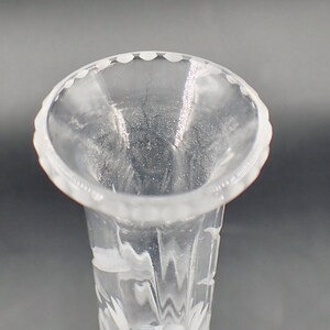 Vase bourgeon en cristal taillé de l'époque victorienne avec motifs floraux de marguerites