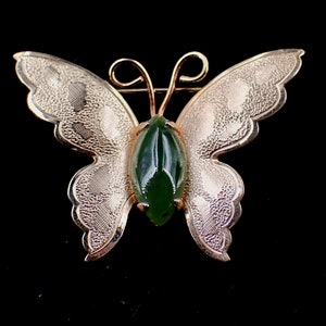 Spilla a farfalla riempita in oro 12K con corpo in pietra verde firmata NC