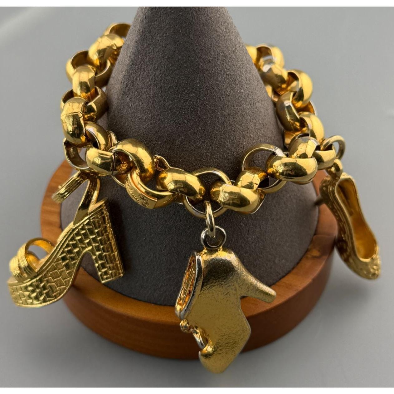 希少Salvatore Ferragamo ブレスレット ゴールド ヴィンテージ Vintage Charm Bracelet Salvatore Ferragamo Gold Tone Heavy Shoe
