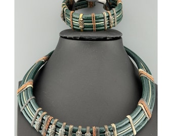 Collar y pulsera de cuero estilo bohemio vintage, de latón verde y cobre, estilo tribal.