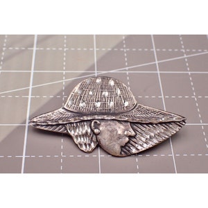 Mulher Sterling Art Déco Vintage Usando Chapéu Rimed