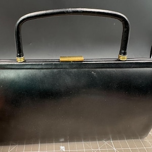 vintage Sac à main éventuellement en cuir noir avec fermoir pression doré TEL QUEL