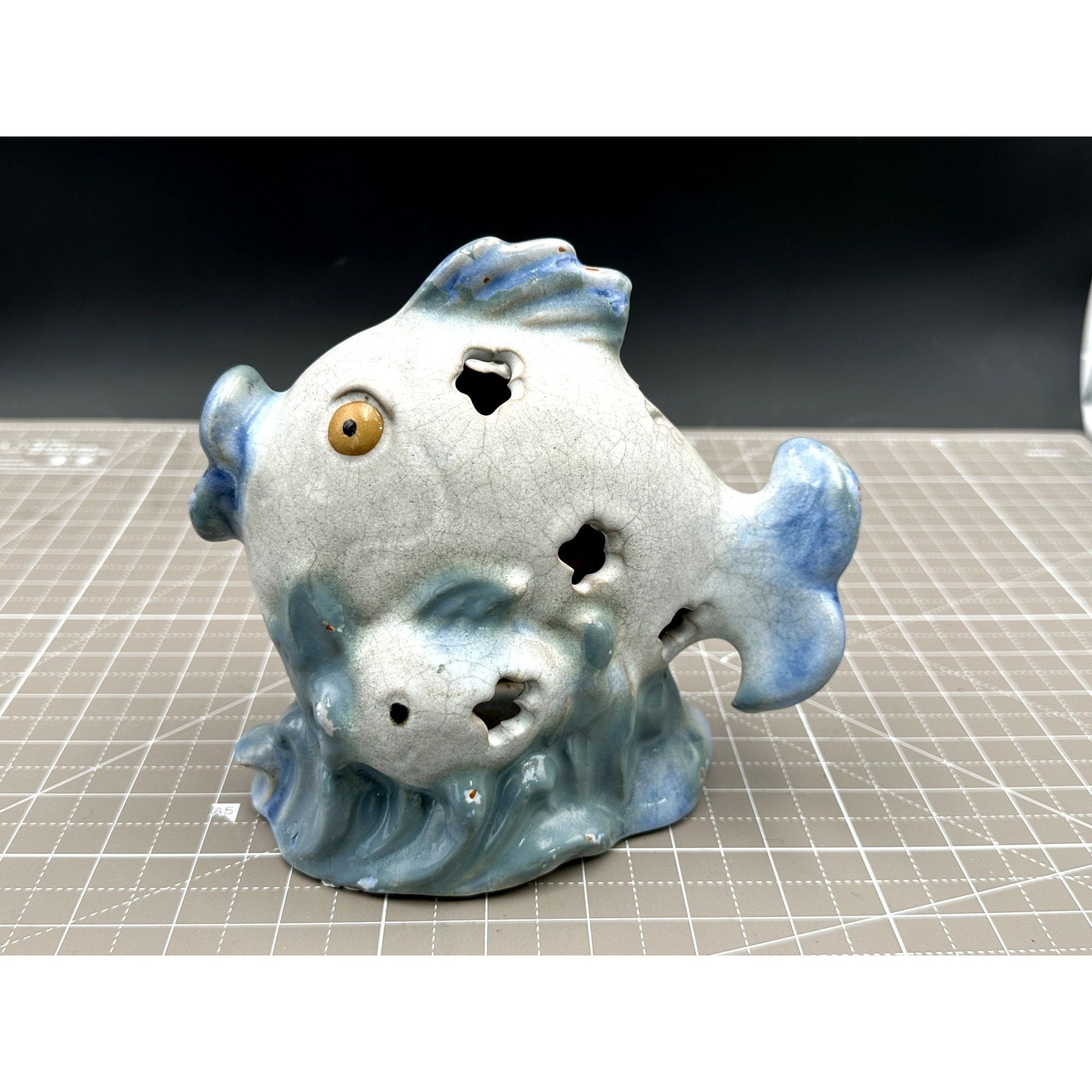 美品　青と白の陶器製赤ちゃんの置物 美品 青と白の陶器製赤ちゃんの置物