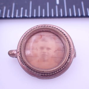 Broche de luto infantil en miniatura bañado en oro antiguo