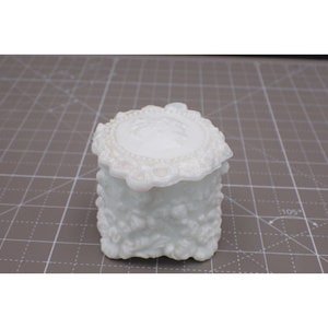 FOSTORIA, JENNY LIND, PRESSED, MILK GLASS, CAMEO, PIN BOX WITH LID. Vintage Round Fostoria Jenny Lind White Milk Glass Cameo  main image 3