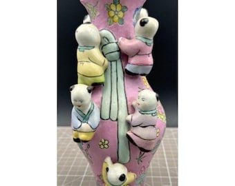 Jarrón de fertilidad rosa estilo chinoiserie Famille Rose con lazo, motivos florales y de mariposas.