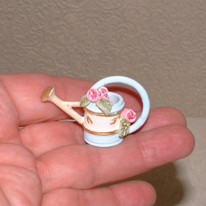 Arrosoir miniature, meubles de maison de poupée, peints à la main, roses faites à la main, échelle 1/12 de style français