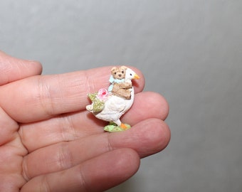 Miniatur Statue, MINI MICRO Bär Reitgans 1", handbemalt, Miniskulptur, Kinderzimmer, 1/12 Puppenhausmöbel