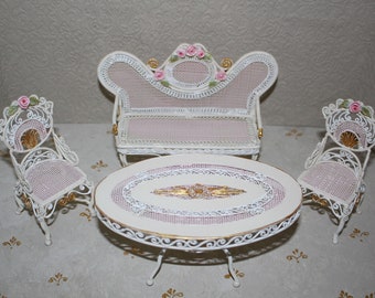 Miniatur-Set aus Bank, Stühlen und Tisch aus Draht, Puppenhausmöbel 4-tlg., handbemalt mit handgeformten Rosen, viktorianischer Maßstab 1/12