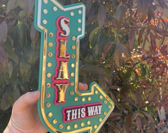 Letrero de flecha "Slay This Way" ~ Rosa fucsia y verde azulado, estilo marquesina con espejo dorado ~ Decoración Dopamine