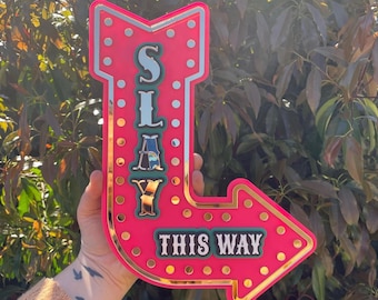 Letrero de flecha "Slay This Way" ~ Decoración de empoderamiento rosa y dorado