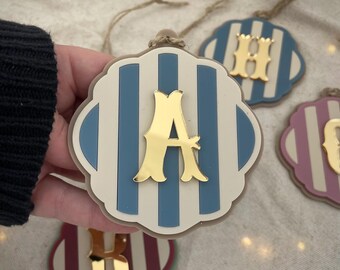 Adorno navideño personalizado con monograma y año ~ Decoración navideña rústica y ecléctica ~ Estilo campestre ~ Decoración navideña ecléctica y kitsch