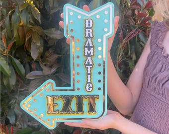 Señal de salida dramática con flecha / Decoración de pared acrílica en capas azul agua / Espejo dorado llamativo / Arte teatral para habitación infantil