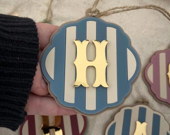 Adorno navideño personalizado con inicial y año ~ Decoración navideña ecléctica y kitsch ~ Rústico ~ Estilo campestre