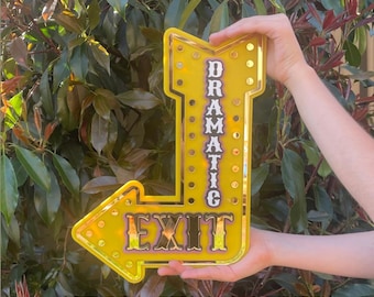 Señal de salida con flecha, diseño dramático, decoración de pared acrílica en capas amarillas, espejo dorado, arte retro para habitación infantil.