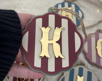 Adorno navideño personalizado con inicial y año ~ Decoración navideña kitsch y ecléctica ~ Estilo rústico campestre