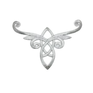 Puede incluir: Diseño de bordado metálico plateado con un centro anudado y detalles en espiral. Este diseño es perfecto para agregar un toque de elegancia a la ropa, los accesorios o la decoración del hogar.