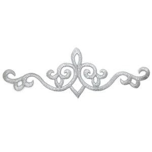 Może przedstawiać: Srebrny metaliczny haft z ozdobnym wzorem w kształcie spirali. Ten ozdobny pasek idealnie nadaje się do dodania odrobiny elegancji do odzieży, rękodzieła i dekoracji domu.