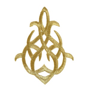 Puede incluir: Motivo decorativo bordado en oro con un diseño en espiral intrincado. El motivo tiene la forma de una lágrima y presenta un patrón simétrico.