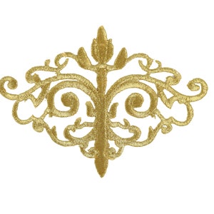 Könnte beinhalten: Gold gestickter Dekorbesatz mit floralem Muster. Der Besatz zeigt komplizierte Wirbel und ein zentrales Motiv.