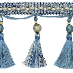 Könnte beinhalten: Blau-weiße Franse mit Perlenbesatz. Die Franse hat ein gewebtes Design und ist perfekt, um jedem Projekt einen Hauch von Eleganz zu verleihen.