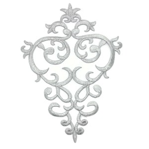 Może przedstawiać: Srebrny metaliczny haft z wzorem kwiatowym. Wzór jest skomplikowany i szczegółowy, o delikatnym i eleganckim wyglądzie.
