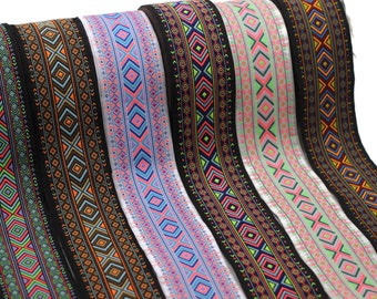 Könnte beinhalten: Fünf verschiedene gemusterte Bandborten mit geometrischen Mustern in Schwarz, Orange, Blau, Grün und Rosa.