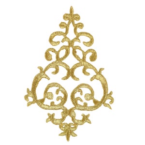 Puede incluir: Aplique bordado en oro con un diseño floral decorativo. El diseño es intrincado y presenta un patrón simétrico de espirales y curvas.