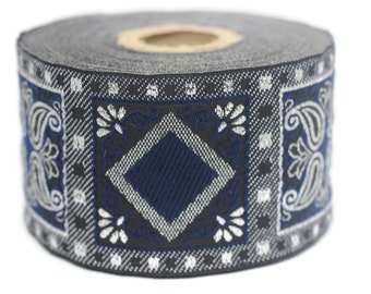 Puede incluir: Un rollo de ribete negro y blanco con un diseño azul paisley. El ribete tiene una forma de diamante en el centro con un fondo azul.