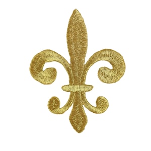 Könnte beinhalten: Ein goldfarbener, gestickter Bügeleisen-Aufnäher in Form einer Fleur-de-lis.