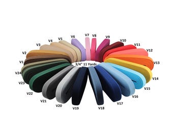 Puede incluir: Una carta de colores de 24 colores diferentes de elástico de 3/4 de pulgada de ancho. El elástico está dispuesto en un círculo con los colores en un orden de arcoíris. El texto "3/4" 11 Yards" está impreso en el centro del círculo.