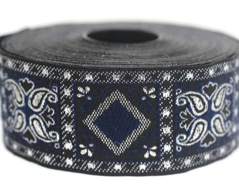Puede incluir: Borde negro y blanco con un diseño paisley azul marino. La cinta está enrollada en un carrete.