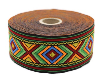 Könnte beinhalten: Eine Rolle schwarzer und orangefarbener Besatz mit einem bunten geometrischen Muster aus roten, gelben, grünen und blauen Diamanten.