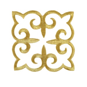 Puede incluir: Motivo decorativo bordado en oro con forma cuadrada y intrincados patrones en espiral.