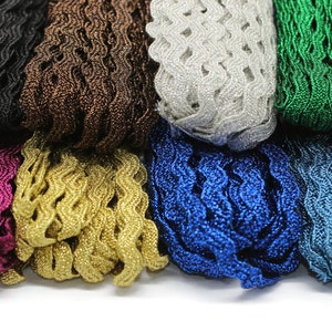 Puede incluir: Surtido de ribetes metálicos con textura ondulada en varios colores, incluyendo negro, marrón, plateado, verde, morado, dorado, azul y azul verdoso.