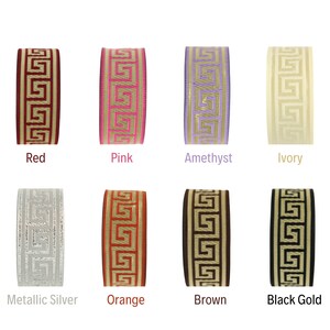 K&ouml;nnte beinhalten: Ein Set mit 10 verschiedenen farbigen Satinb&auml;ndern mit einem goldenen griechischen Schl&uuml;sselmuster. Die Farben umfassen Blau, Rot, Rosa, Amethyst, Elfenbein, Gold, Metallic Gold, Metallic Silber, Orange, Braun, Schwarz Gold und Schwarz Silber.