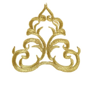 Puede incluir: Adorno decorativo bordado en oro con un diseño floral. El adorno tiene forma de triángulo con una parte superior puntiaguda y una parte inferior redondeada.