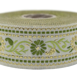 Könnte beinhalten: Eine Rolle weißer und grüner Besatz mit einem Blumenmuster und goldenen Akzenten. Der Besatz hat einen gewellten Rand und ist perfekt, um jedem Projekt einen Hauch von Eleganz zu verleihen.